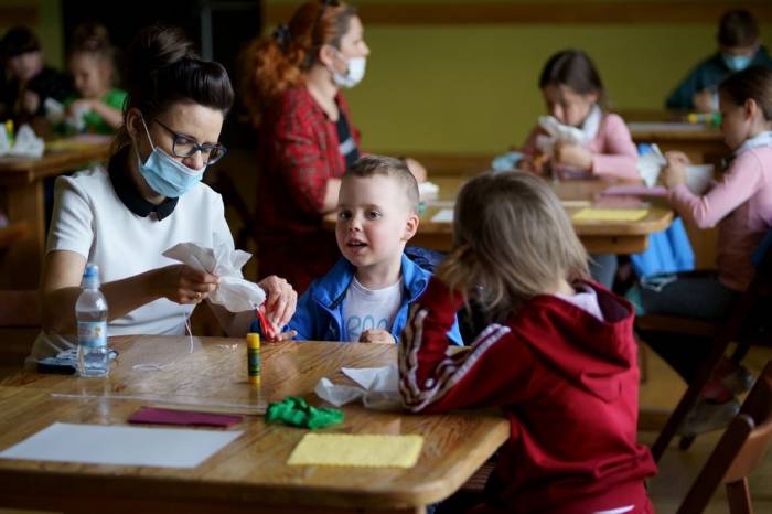 Uśmiechy i kwiatki w Dniu Matki - Zdjęcie główne