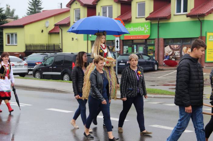 Pszenna panna pod parasolem - dożynkowy wieniec KGW w Małkowie