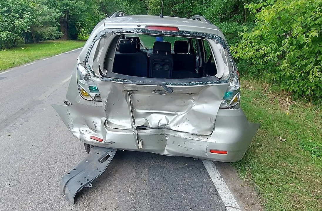 Powiat łęczyński: Auto wjechało w tył innego samochodu. Potem potrąciło rowerzystkę - Zdjęcie główne