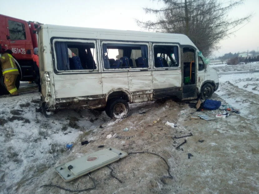 Zofiówka: Osiem osób rannych w zderzeniu busa z ciężarówką - Zdjęcie główne