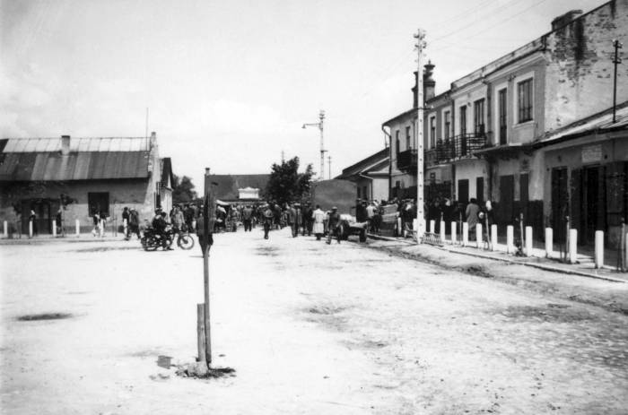 Rynek II sprzed roku 1959, kiedy rozpoczęła się jego przebudowa. Po prawej pierzeja wschodnia, po lewej klitki, w głębi mała synagoga, dziś biblioteka, której widoku nie zasłania - niewybudowana jeszcze - przychodnia zdrowia