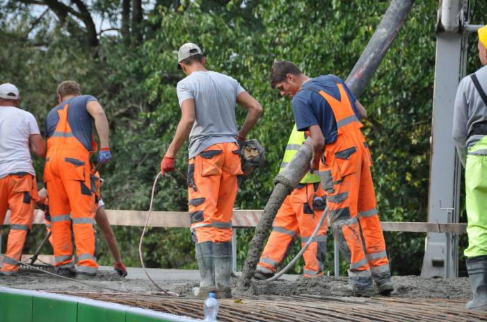 Betonowanie. Budowlańcy wrócili na kładkę po tygodniowej przerwie spowodowanej pogorszeniem pogody