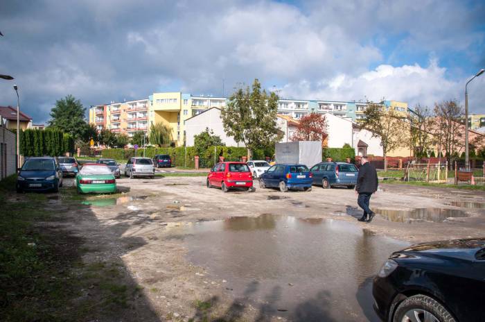 Jeszcze w tym roku dziki parking przy ul. Wojska Polskiego, na którym parkuje kilkadziesiąt aut dziennie, ma zostać ucywilizowany. Teren będzie wyrównany, pobliskie krzaki usunięte. W przyszłym roku, w ramach realizacji zwycięskiego wniosku z budżetu osiedlowego, zostanie znacznie powiększony o teren przyległych, sąsiednich działek. W efekcie przybędzie kilkadziesiąt nowych miejsc parkingowych. W ramach prac wydzielona zostanie również droga dojazdowa do parkingu