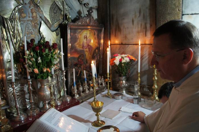 Grób Pański, drugie pomieszczenie i jednocześnie właściwa komora grobowa z ołtarzem. Tutaj kapłan sprawuje liturgię eucharystyczną Mszy św. Na zdjęciu ks. prof. Mirosław Wróbel