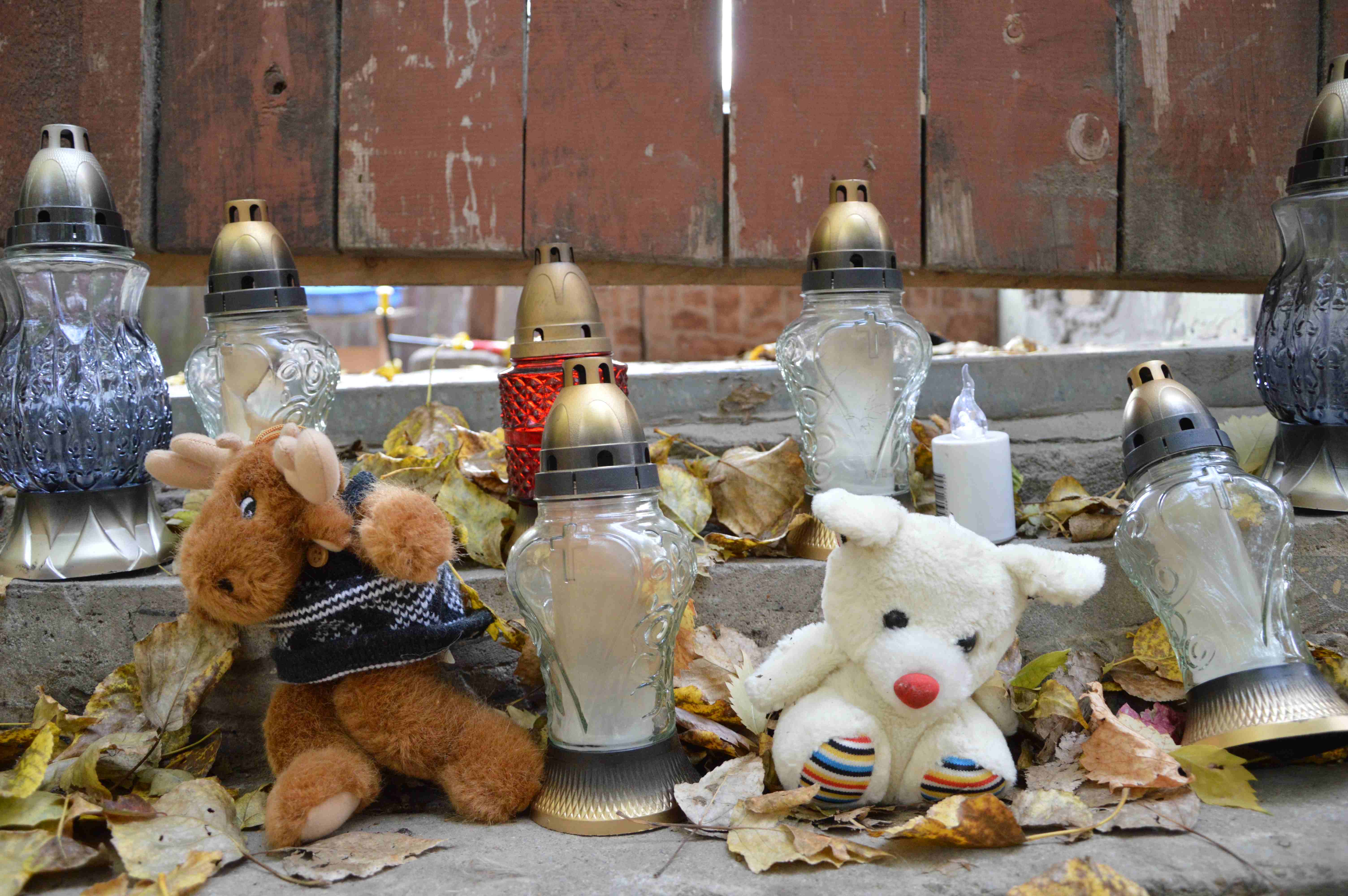 Przed furtką prowadzącą na podwórko domu, gdzie mieszkała Paulina N., ustawione są znicze. Ktoś przyniósł maskotki, łosia i misia