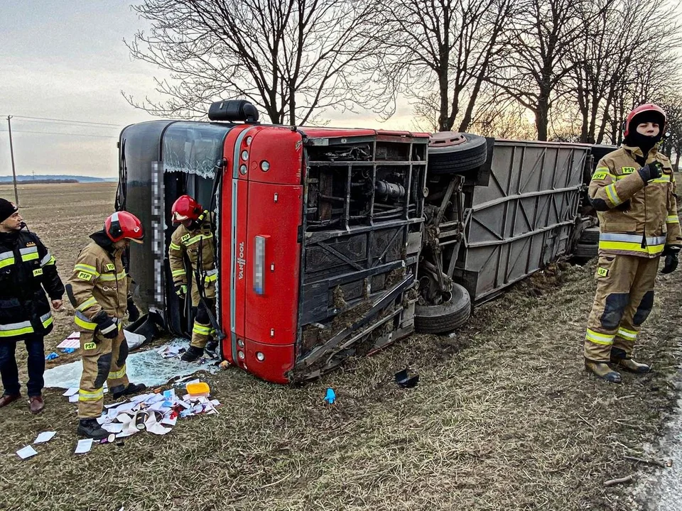 Województwo lubelskie : Wypadek autokaru z uchodźcami. Pięć osób trafiło do szpitala - Zdjęcie główne