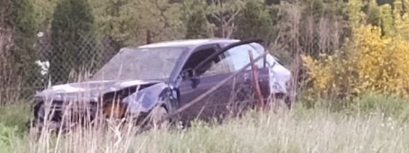 Samochód rozbił się na ogrodzeniu, kierowca uciekł  - Zdjęcie główne
