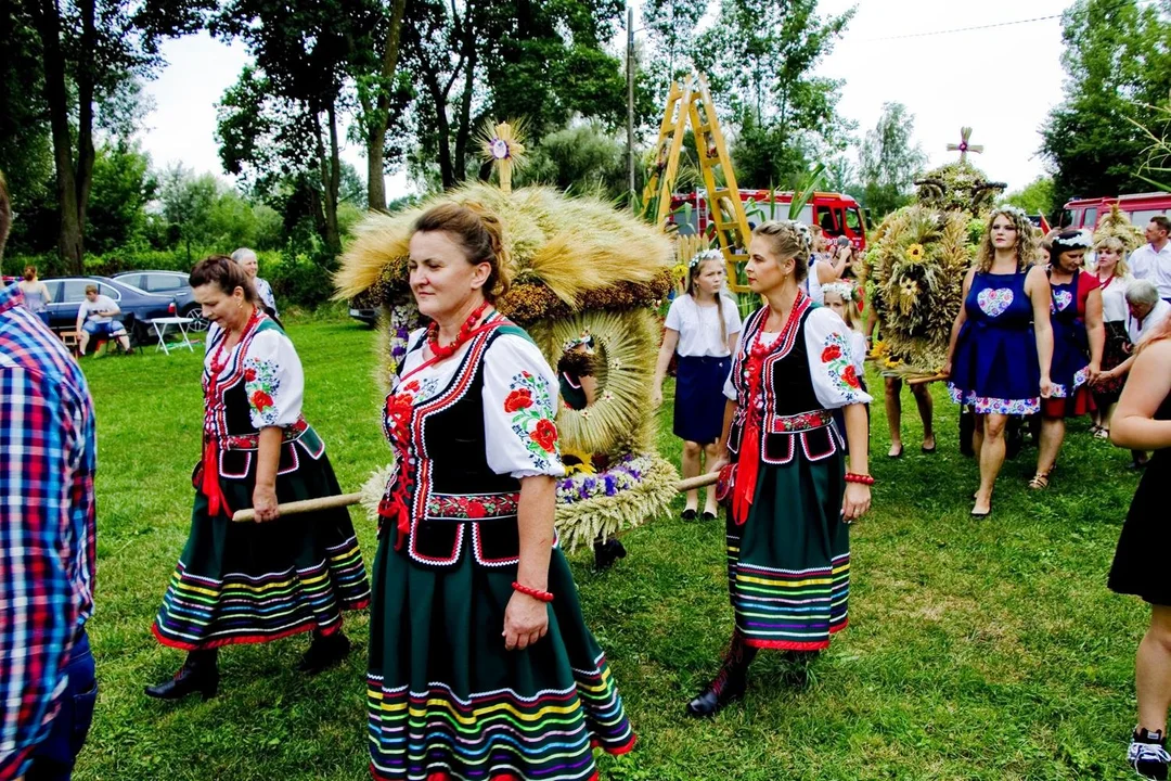 Milejów: Piękne wieńce dożynkowe, dawne sianokosy i zabawa w ciuciubabkę (ZDJĘCIA) - Zdjęcie główne