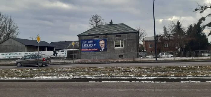 Baner umieszczono także na nowej siedzibie Spółdzielni Socjalnej "Pod dobrym adresem", w której udziały ma powiat, a także miasto