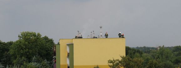Paliło się na dachu bloku  - Zdjęcie główne