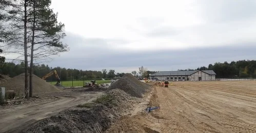 Półmetek budowy Gminnego Centrum Sportu i Rekreacji w Cycowie. Będą tu boiska, kręgielnia i park liniowy. A w planach jest kino - Zdjęcie główne