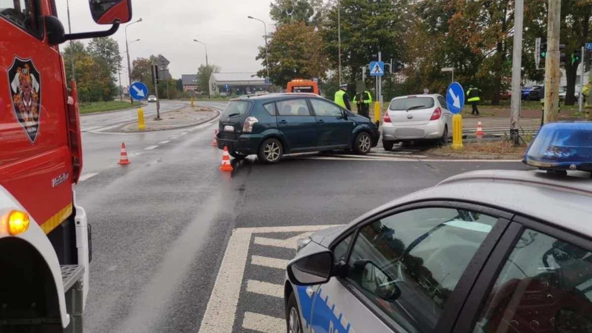 Łęczna: Dwa auta zderzyły się na skrzyżowaniu. Jedna osoba w szpitalu - Zdjęcie główne