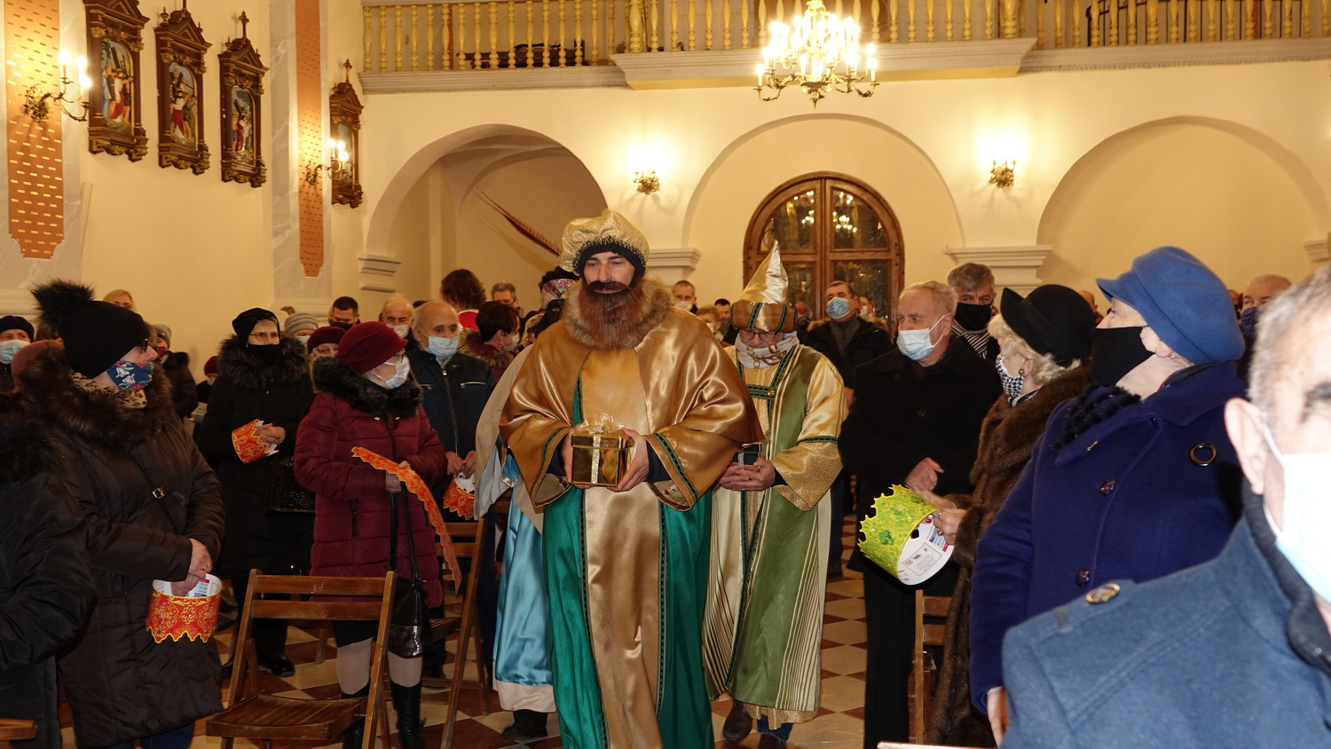 Trzej Królowie przeszli ulicami Łęcznej. Bez orszaku (zdjęcia) - Zdjęcie główne