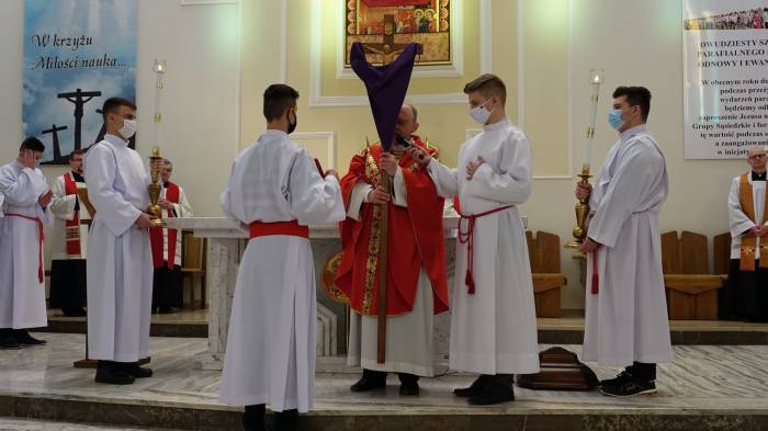  Przewodniczący liturgii, ks. Zdzisław Burza, stopniowo odsłaniał krucyfiks, trzykrotnie śpiewając: Oto drzewo krzyża, na którym zawisło Zbawienie świata. Wierni odpowiadają: Pójdźmy z pokłonem. Adoracja krzyża stanowi kulminacyjny punkt wielkopiątkowej liturgii 