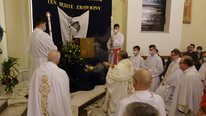  Po skończonej Mszy św. w uroczystej procesji kapłani przenieśli Najświętszy Sakrament do tzw. Ciemnicy, która ma przypominać o uwięzieniu Jezusa 