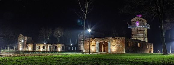 Ruiny folwarku w nocnej scenerii (zdjęcia)  - Zdjęcie główne