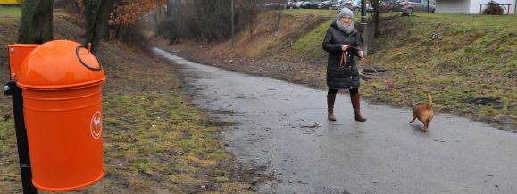 Na osiedlach są już kosze na psie kupy. Gdzie? [zdjęcia] - Zdjęcie główne