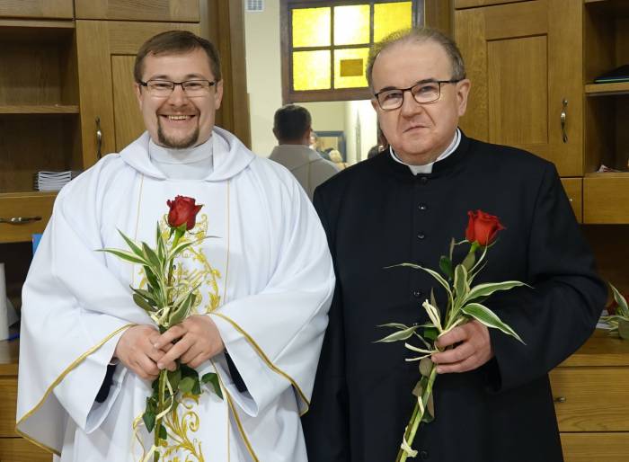  Po Mszy św. kapłani otrzymywali życzenia i kwiaty od parafian. Na zdjęciu od lewej ks. Paweł Grzebalski i ks. Marek Maj 