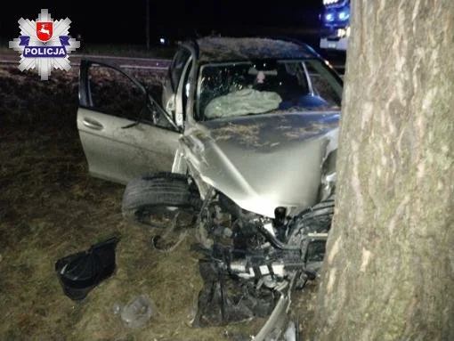 Powiat łęczyński: Dwie osoby w szpitalu po zderzeniu się aut. Jeden kierowca był nietrzeźwy - Zdjęcie główne