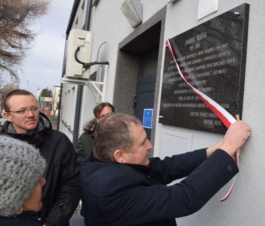 Milejów: Odsłonięto tablicę poświęconą Januszowi Rożkowi - Zdjęcie główne