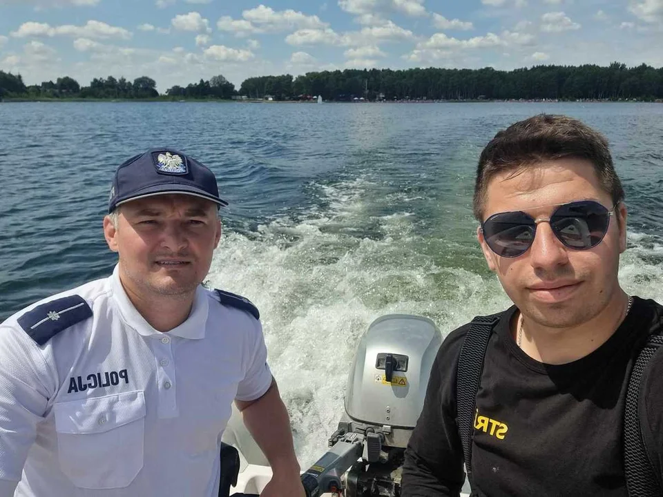 Jezioro Piaseczno. Policyjno-strażacki patrol łodzią motorową - Zdjęcie główne