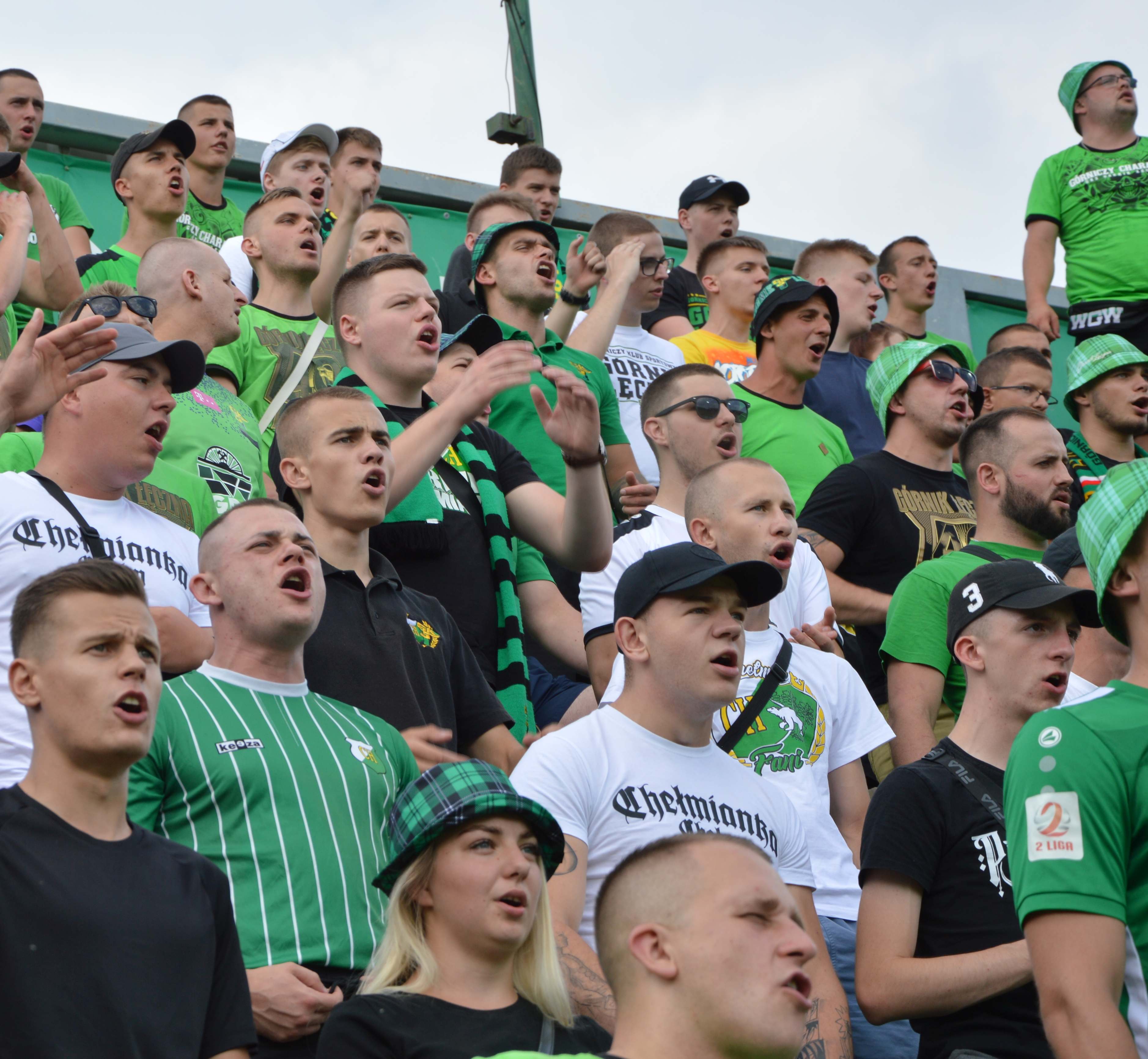 Kibice z trybuny B zadbali o głośny i zorganizowany doping dla piłkarzy trenera Kamila Kieresia