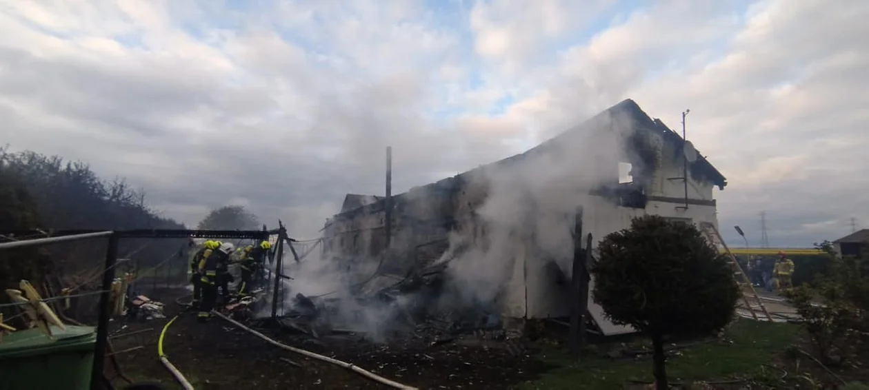 Powiat łęczyński: Pożar budynku w gminie Puchaczów. Strażacy ugasili ogień - Zdjęcie główne