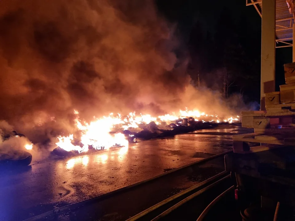 Pożar opon pod Lublinem. Strażacy walczyli z ogniem kilku godzin - Zdjęcie główne