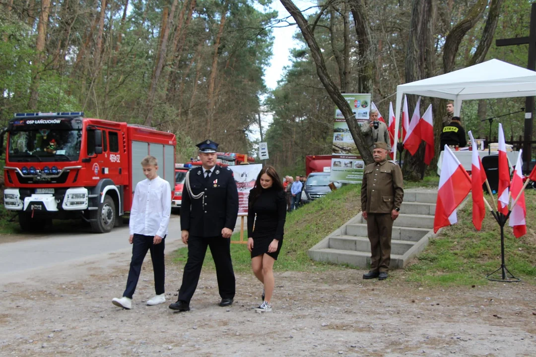 Święto Konstytucji 3 maja w Klarowie. Po części oficjalnej kiełbaski z ogniska (ZDJĘCIA) - Zdjęcie główne