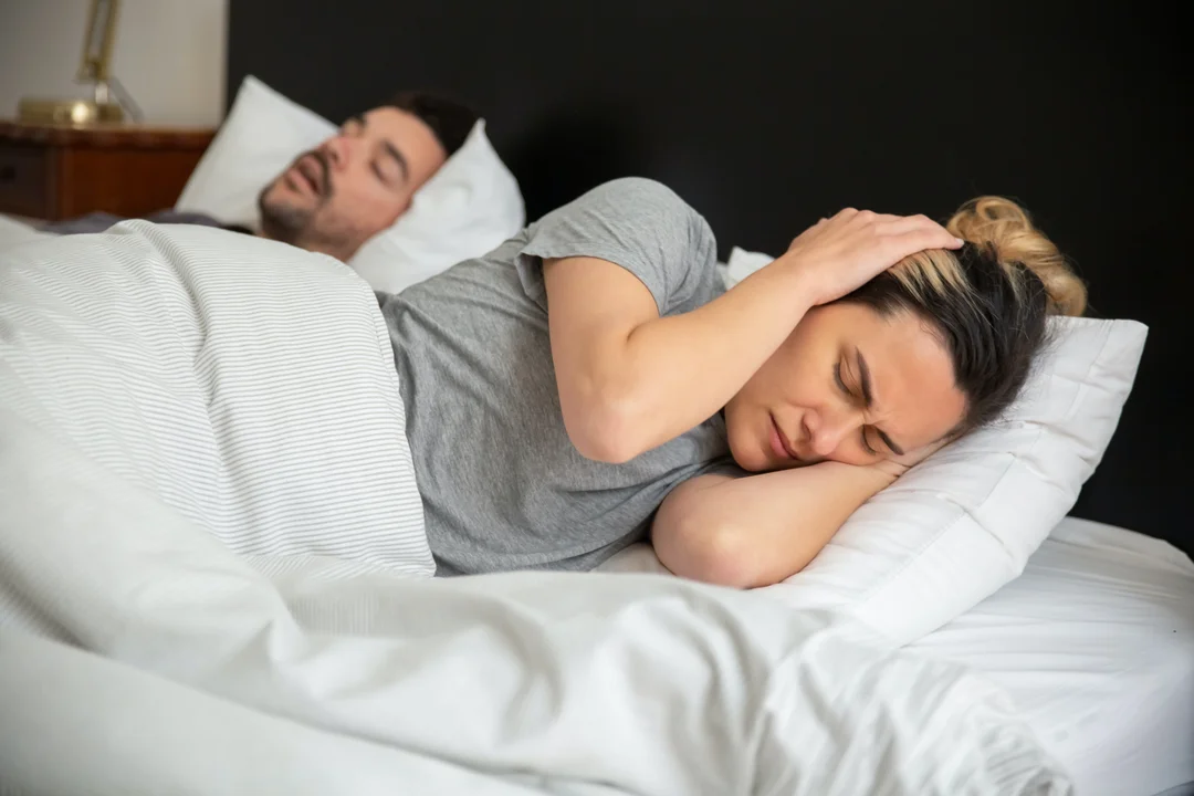 Jak pozbyć się chrapania? Najlepsze sposoby w walce z dyskomfortem podczas snu - Zdjęcie główne
