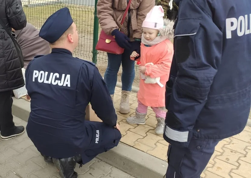 Bialscy policjanci włączyli się w pomoc uchodźcom	 - Zdjęcie główne