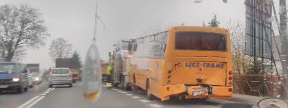 Tir najechał na tył busa - Zdjęcie główne