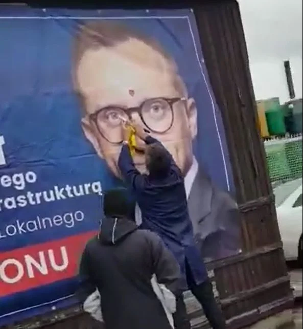 Milejów: Coś wpadło Soboniowi do oka. I kto przyjechał czyścić plakat? (wideo) - Zdjęcie główne