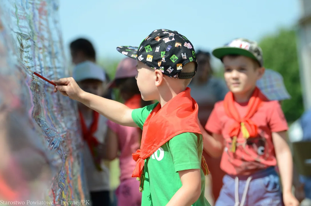 Łęczna: Namalowali "Zaczarowany domek" i zbudowali domek dla owadów (ZDJĘCIA) - Zdjęcie główne