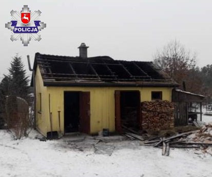 Jaszczów-Kolonia: Dzielnicowy uratował psa z płonącego budynku - Zdjęcie główne