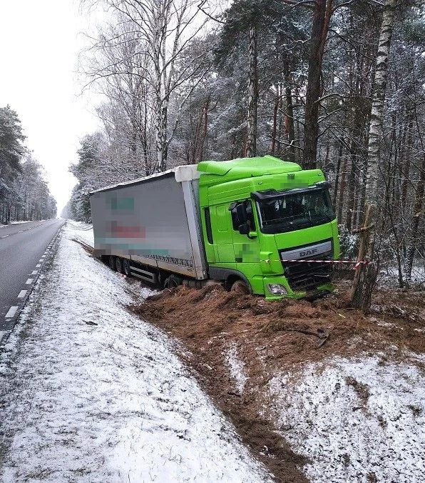 Gmina Międzyrzec Podlaski: Ciężarówka wpadła do rowu w Rzeczycy - Zdjęcie główne