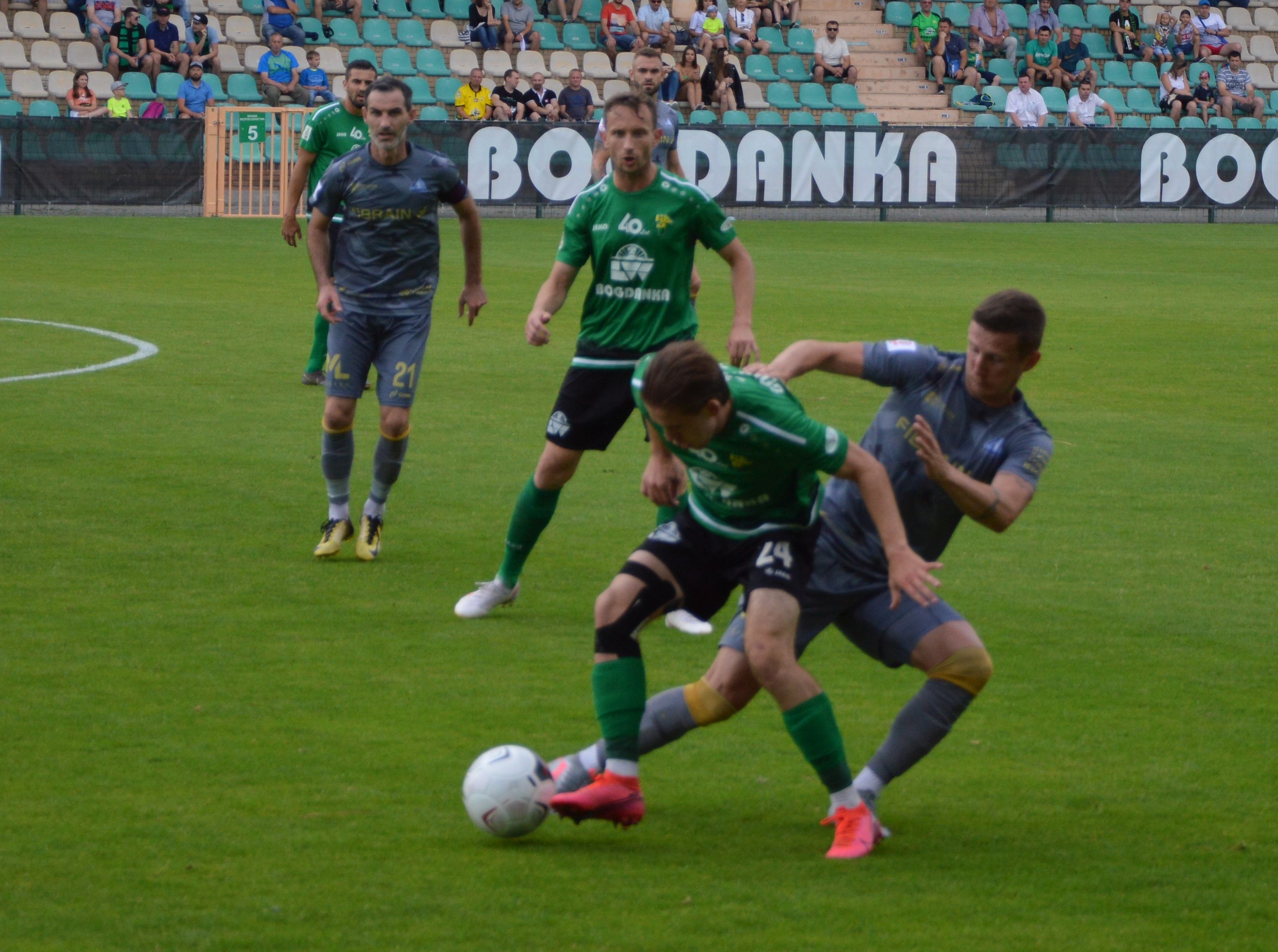 Zielono-czarni od początku mocno ruszyli na rywali. Efektem tego był gol z 2. minuty spotkania