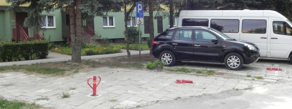 Bezkarnie blokują wspólny parking - Zdjęcie główne