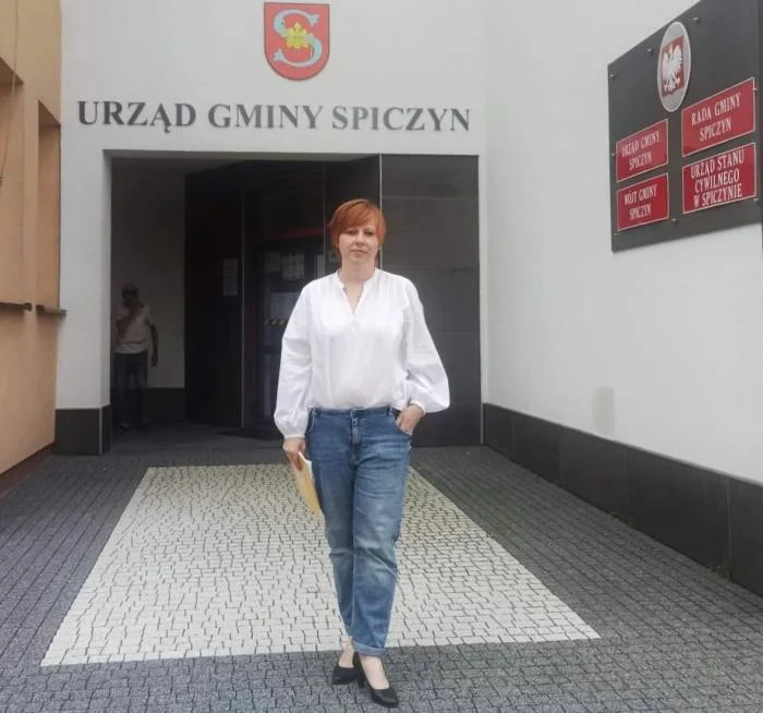 Spiczyn: Nowa radna Maksymowicz zaprzysiężona. Już na starcie przepytuje wójt Szczęsną - Zdjęcie główne