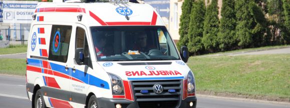 Policjanci konwojowali ambulans  - Zdjęcie główne