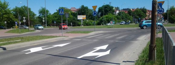 Głośne trąbienie na rondach - Zdjęcie główne