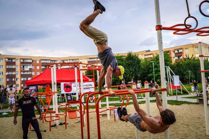 Formacja Akademia SWC zaprezentowała spektakularne umiejętności w trudnej sztuce kalisteniki i ćwiczenia typu street workout