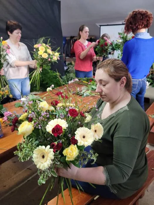 Anna Warowna, członkini KGW Niemce po skończeniu kursu florystycznego zostanie specjalistką w sztuce artystycznego układania kwiatów. - Na zajęciach widać, jak układamy bukiet okazjonalny z 21 kwiatów. Zdobyte na kursie umiejętności wykorzystamy do układania bukietów okazjonalnych, będziemy też reprezentować koło gospodyń w konkursach i warsztatach. W najbliższych planach mamy udział w konkursie ogólnopolskim "Polska od kuchni", a temat przewodni konkursu to wesele.