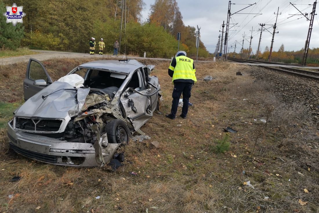 Łęcznianin nie zatrzymał się przed znakiem. Wjechał pod pociąg - Zdjęcie główne