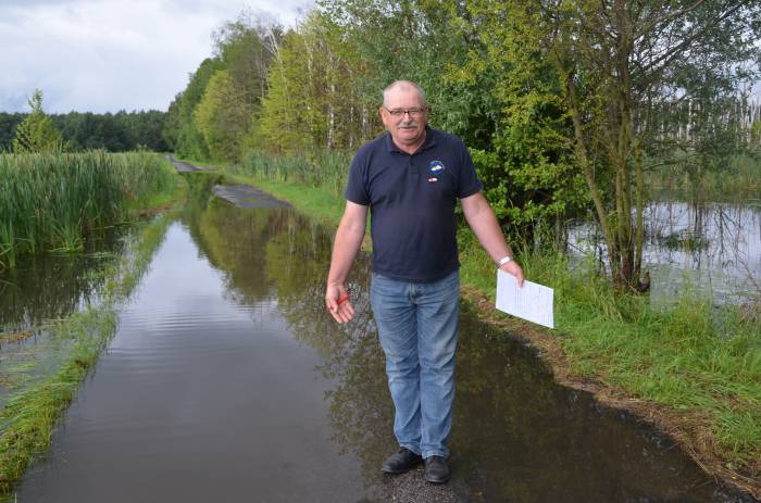 - Dalej się iść nie da - pokazuje Krzysztof Małachowski, sołtys Dratowa piątą kadencję, radny czwartą, przewodniczący Komisji Rewizyjnej Rady Gminy