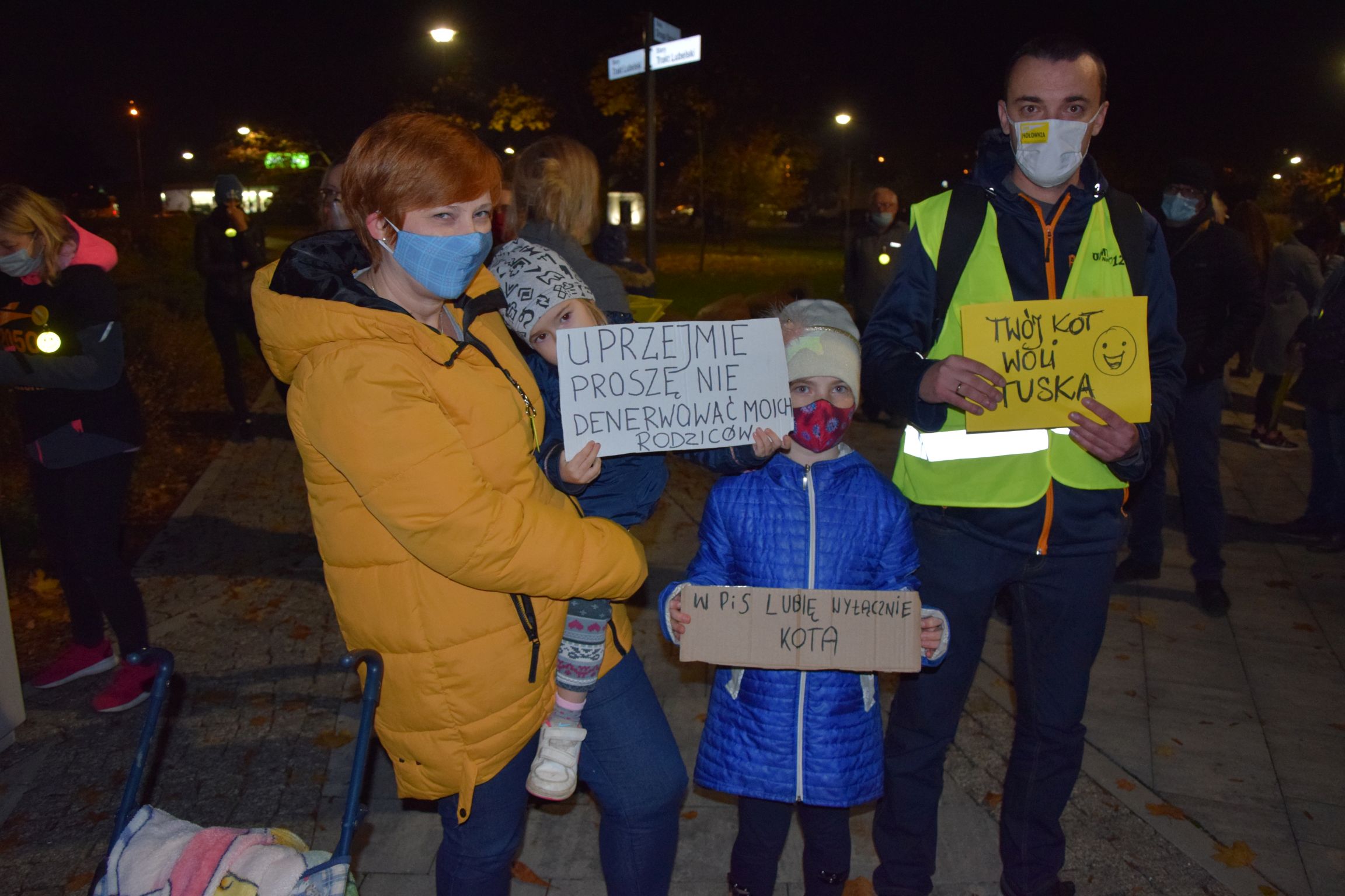 "Twój kot woli Tuska". Mniej liczny spacer dla kobiet w Łęcznej [ZDJĘCIA] - Zdjęcie główne