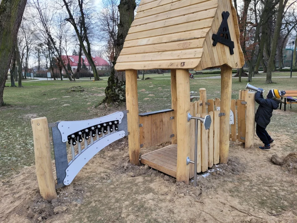 Łęczna: Robią drewniany plac zabaw w Parku Podzamcze (ZDJĘCIA) - Zdjęcie główne