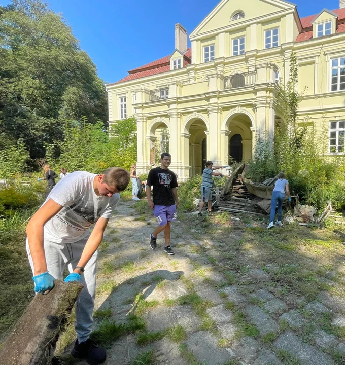 Pałac w Kijanach już w rękach powiatu. Młodzież wzięła się za sprzątanie - Zdjęcie główne