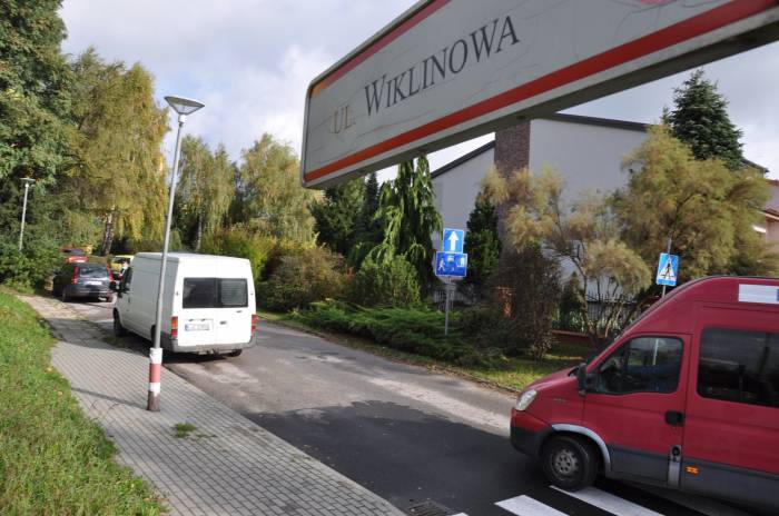 Modernizacja ul. Wiklinowej to wyczekiwana od lat inwestycja. Jak informuje Urząd Miejski, są w tegorocznym budżecie pieniądze przeznaczone na opracowanie dokumentacji projektowej, gotowy jest projekt oraz zabezpieczone środki z Rządowego Funduszu Inwestycji Lokalnych. Modernizacja zakłada poprawę nawierzchni ulicy oraz utworzenie dodatkowych miejsc parkingowych