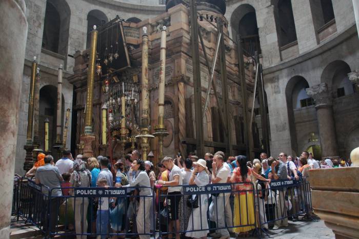 Pielgrzymi stoją często godzinami, by wejść do Grobu Pańskiego. Golgota i skalny grób, w którym złożono ciało Chrystusa, są najważniejszymi punktami bazyliki